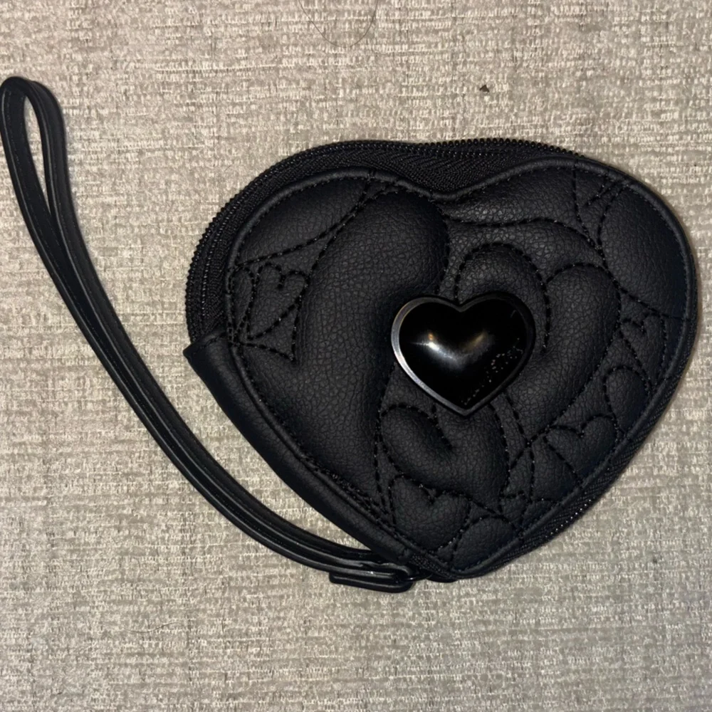 Betsey Johnson NWOT Heart Shaped Quilted Zip Wallet Wristlet Black Change Purse